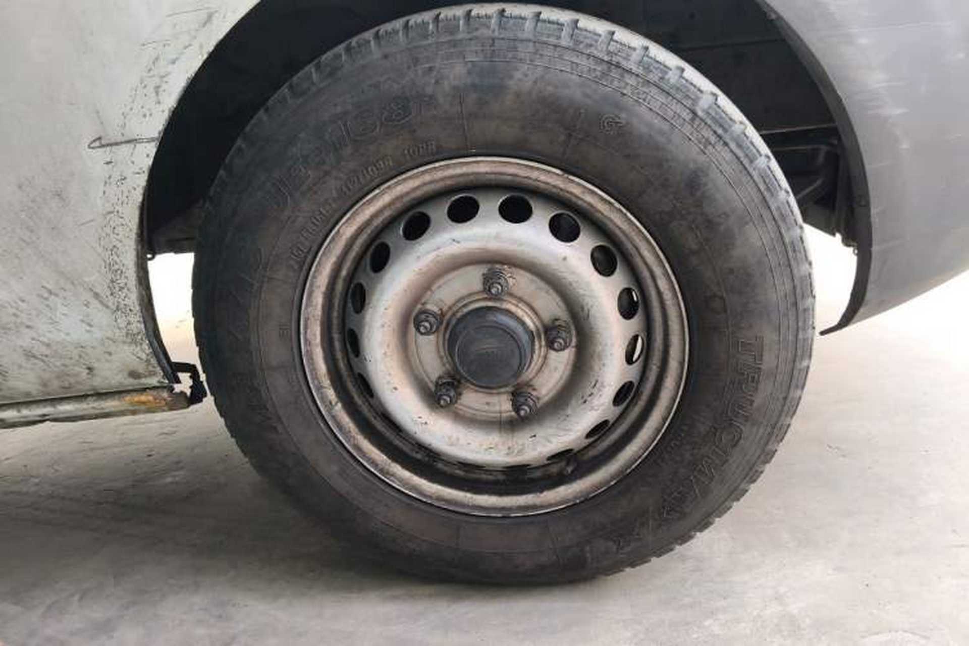 Used Ford Transit 2017 2.0T Diesel Van Mid-Chassis Mid-Roof China V Standard Right Front Wheel Hub