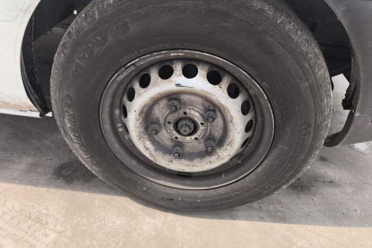 Used Ford Transit 2017 2.0T Diesel Van Mid-Chassis Mid-Roof China V Standard Right Front Wheel Hub