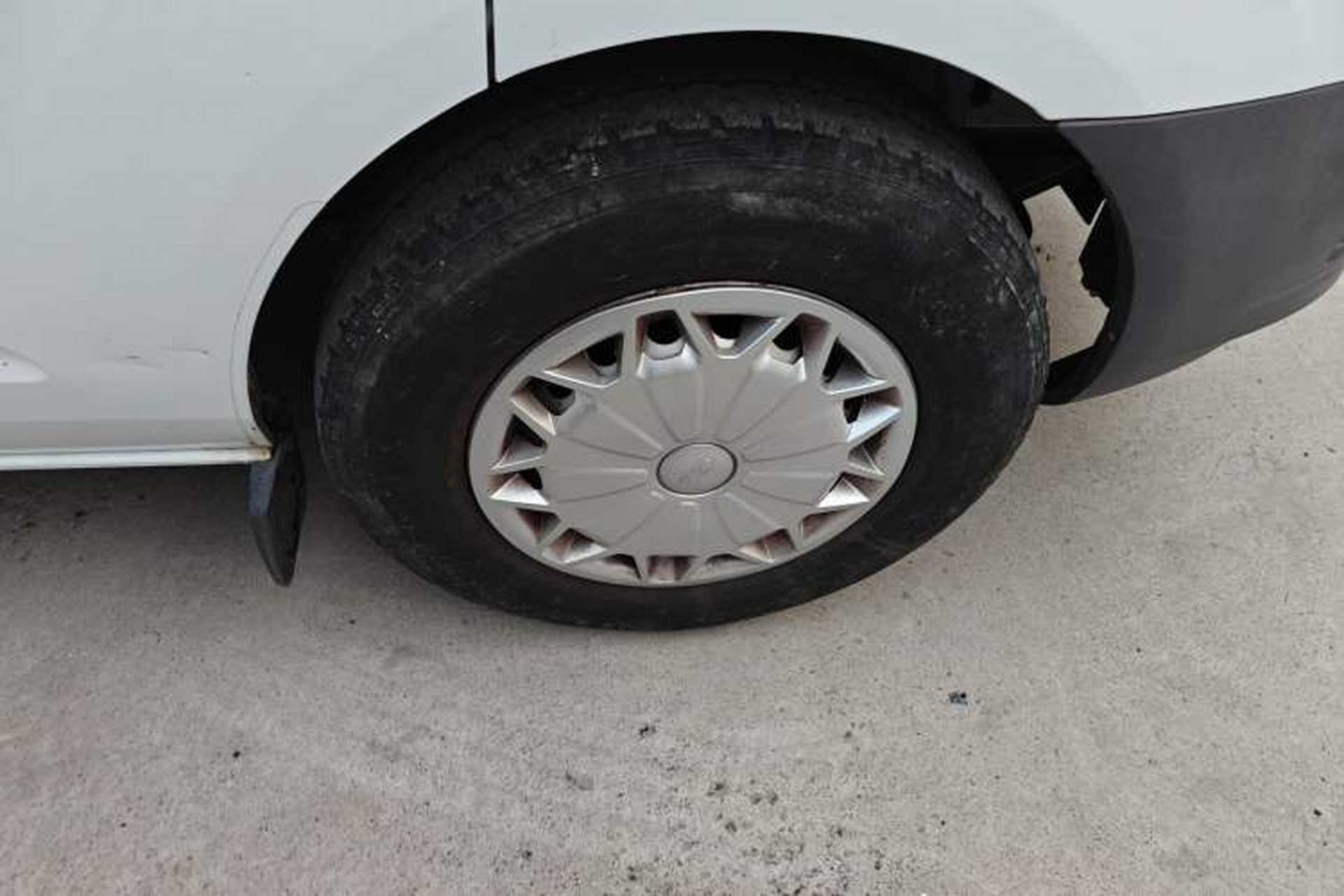 Used Ford Transit 2017 2.0T Diesel Van Mid-Chassis Mid-Roof China V Standard Right Front Wheel Hub