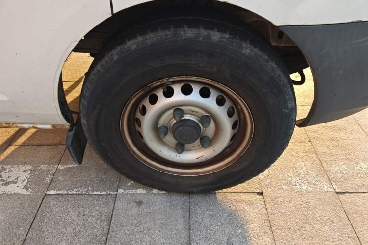 Used Ford Transit 2017 2.0T Diesel Van Mid-Chassis Mid-Roof China V Standard Right Front Wheel Hub
