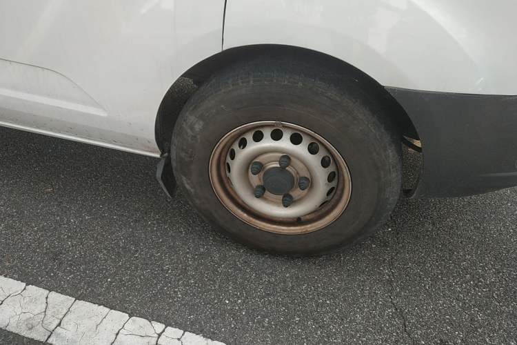 Used Ford Transit 2017 2.0T Diesel Van Mid-Chassis Mid-Roof China V Standard Right Front Wheel Hub