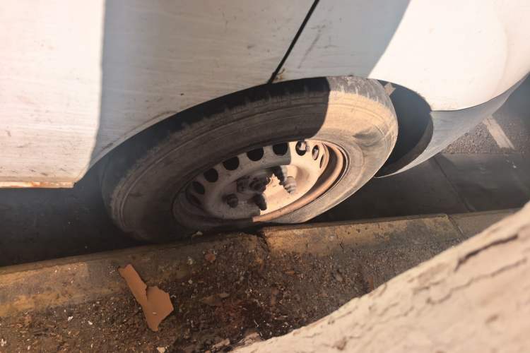 Used Ford Transit 2017 2.0T Diesel Van Mid-Chassis Mid-Roof China V Standard Right Front Wheel Hub
