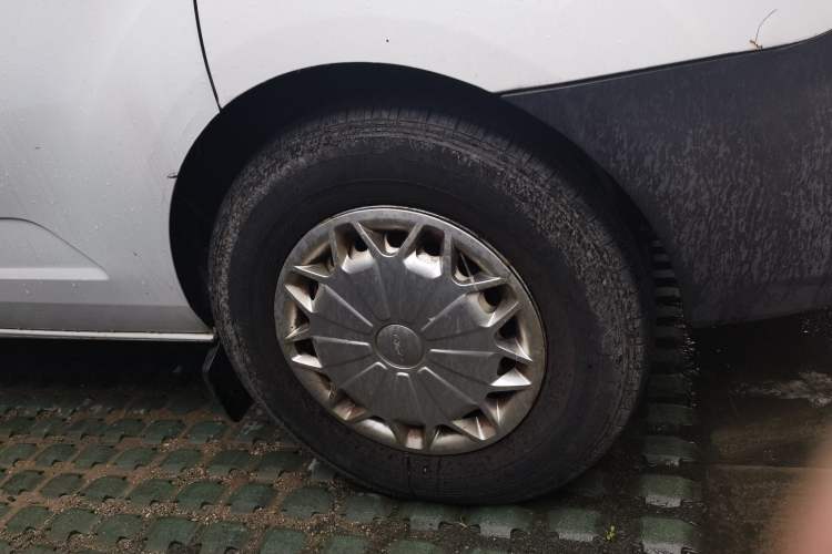Used Ford Transit 2017 2.0T Diesel Multi-Purpose Commercial Vehicle Mid-Drive Mid-Roof China IV Standard Right Front Wheel Hub