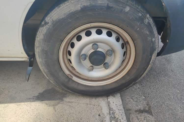 Used Ford Transit 2017 2.0T Diesel Van Mid-Chassis Mid-Roof China V Standard Right Front Wheel Hub