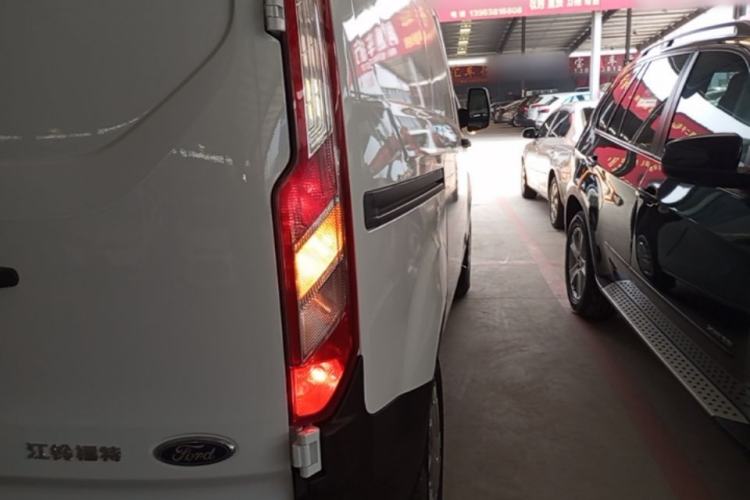 Used Ford Transit 2017 2.0T Diesel Van Short Wheelbase Mid-Roof China V Standard Right Rear Taillight
