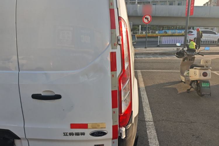 Used Ford Transit 2017 2.0T Diesel Van Mid-Chassis Mid-Roof China V Standard Right Rear Taillight