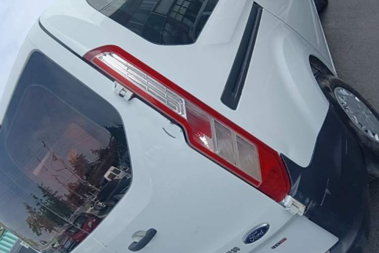 Used Ford Transit 2017 2.0T Diesel Multi-Purpose Commercial Vehicle Short Wheelbase Low Roof China V Standard Right Rear Taillight