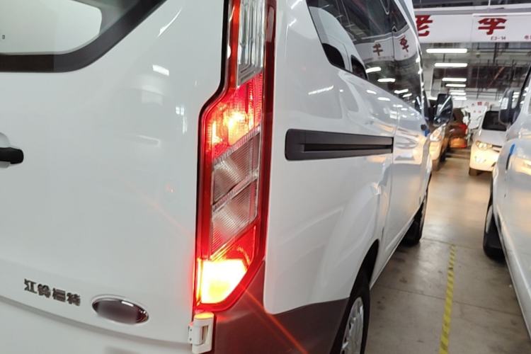 Used Ford Transit 2017 2.0T Diesel Multi-Function Commercial Vehicle Short Wheelbase Mid-Roof China V Standard Right Rear Taillight