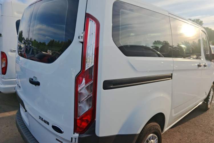 Used Ford Transit 2017 2.0T Diesel Multi-Purpose Commercial Vehicle Short Wheelbase Low Roof China V Standard Right Rear Taillight