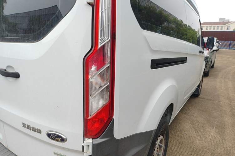 Used Ford Transit 2017 2.0T Gasoline Multi-Purpose Commercial Vehicle Mid-Drive Mid-Roof China V Standard Right Rear Taillight