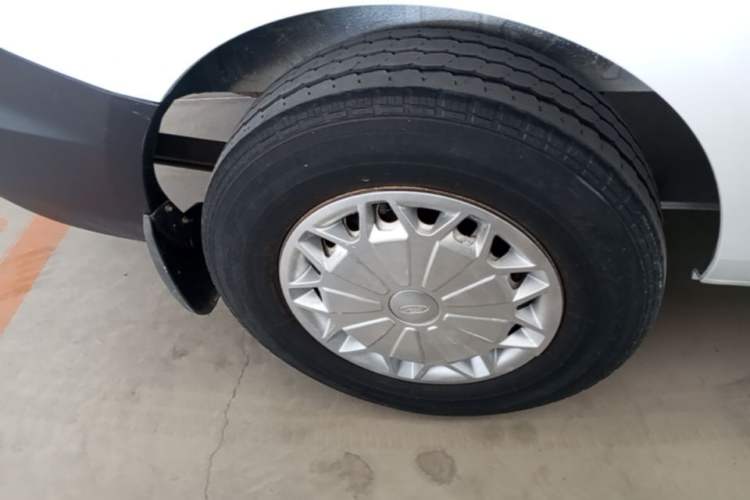 Used Ford Transit 2017 2.0T Diesel Van Short Wheelbase Mid-Roof China V Standard Right Rear Wheel Hub