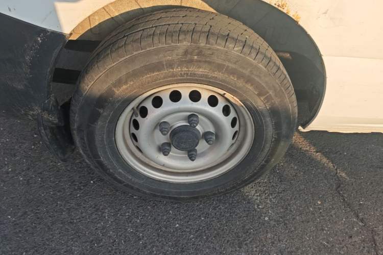 Used Ford Transit 2017 2.0T Diesel Van Mid-Chassis Mid-Roof China V Standard Right Rear Wheel Hub