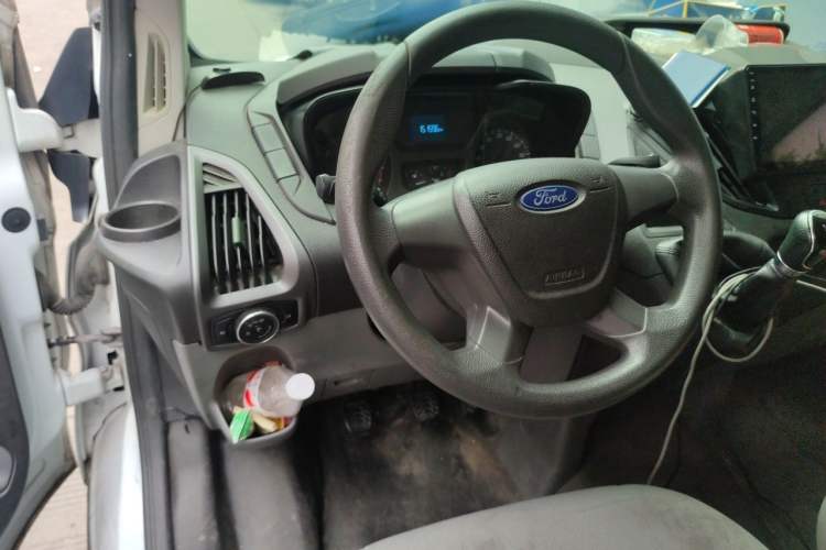 Used Ford Transit 2017 2.0T Diesel Multi-Purpose Commercial Vehicle Short Wheelbase Low Roof China IV Standard Steering Wheel