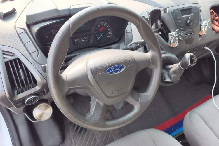 Used Ford Transit 2017 2.0T Diesel Multi-Purpose Commercial Vehicle Short Wheelbase Low Roof China V Standard Steering Wheel