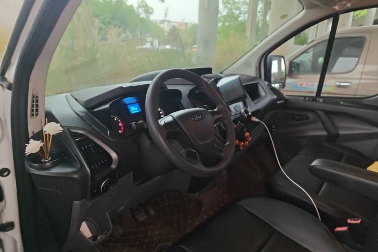 Used Ford Transit 2017 2.0T Diesel Van Mid-Chassis Mid-Roof China IV Standard Steering Wheel