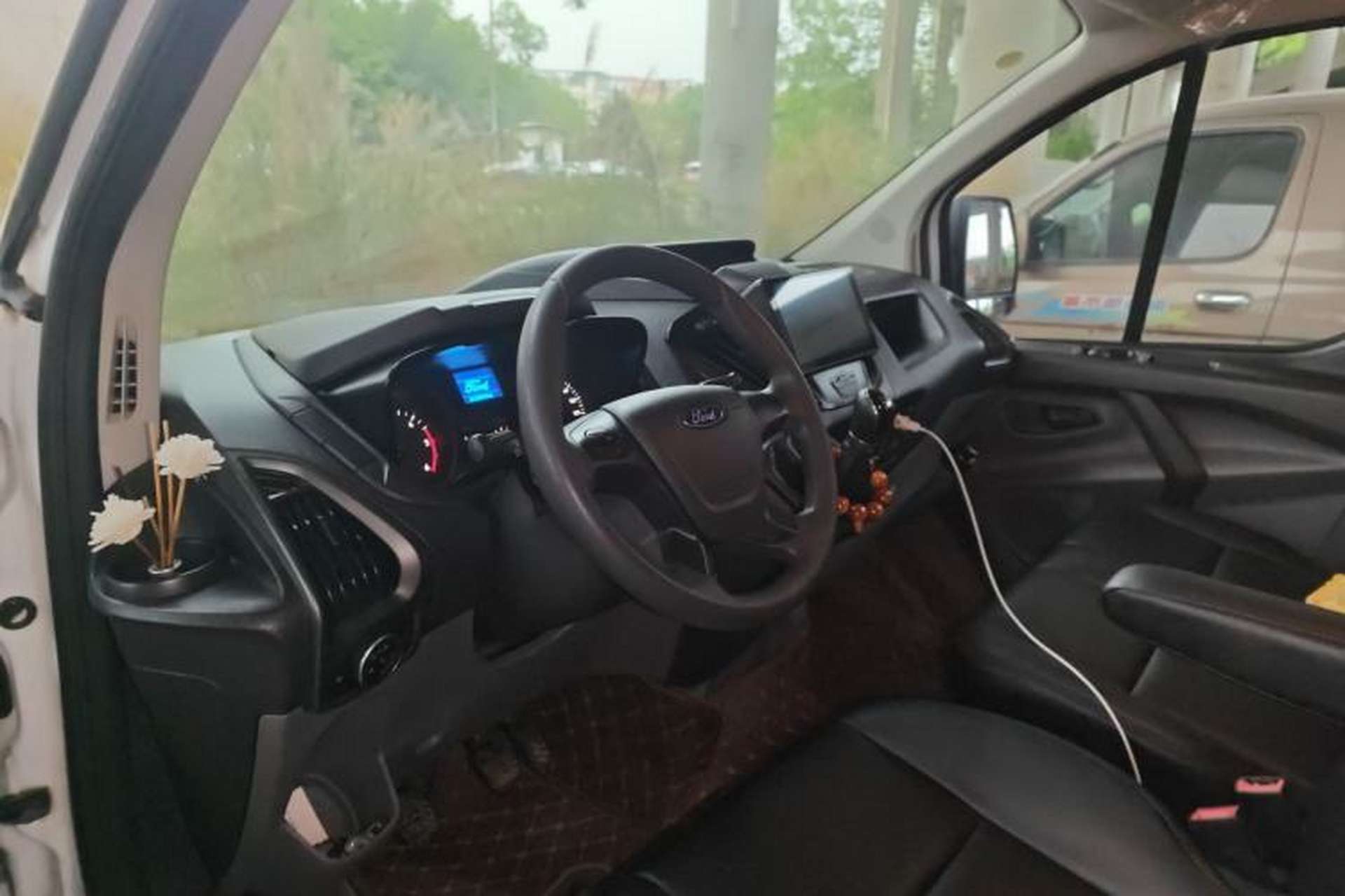 Used Ford Transit 2017 2.0T Diesel Van Mid-Chassis Mid-Roof China IV Standard Steering Wheel