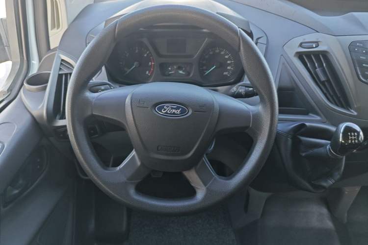 Used Ford Transit 2017 2.0T Diesel Multi-Purpose Commercial Vehicle Short Wheelbase Low Roof China V Standard Steering Wheel