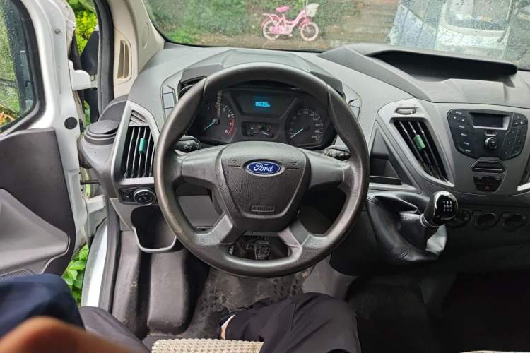 Used Ford Transit 2017 2.0T Gasoline Van Short Wheelbase Low Roof China V Standard Steering Wheel