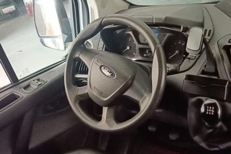 Used Ford Transit 2017 2.0T Diesel Van Mid-Chassis Mid-Roof China IV Standard Steering Wheel