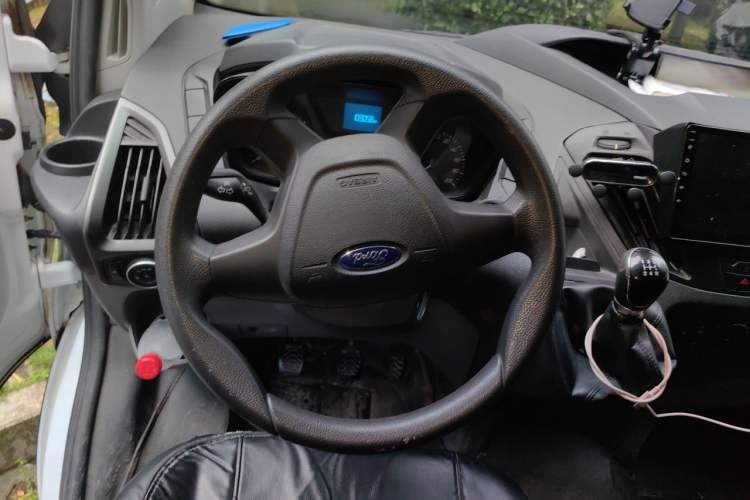 Used Ford Transit 2017 2.0T Diesel Multi-Purpose Commercial Vehicle Short Wheelbase Low Roof China V Standard Steering Wheel