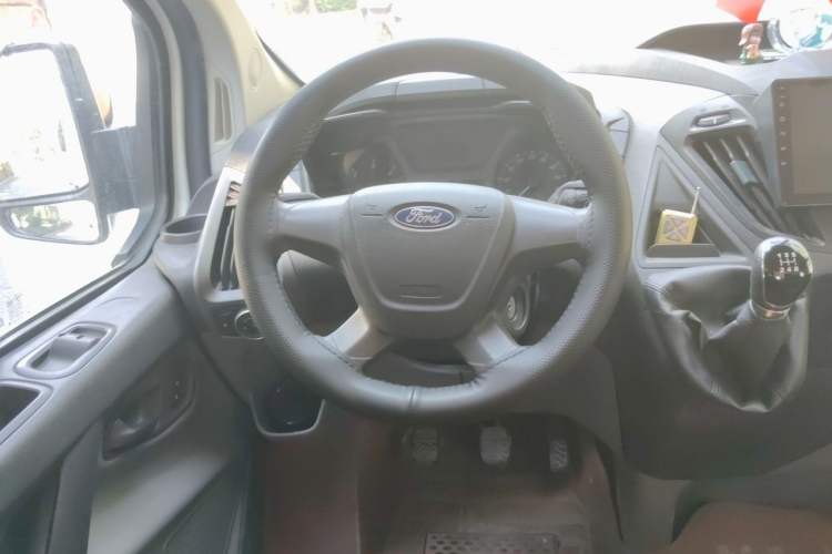 Used Ford Transit 2017 2.0T Diesel Multi-Function Commercial Vehicle Short Wheelbase Mid-Roof China V Standard Steering Wheel