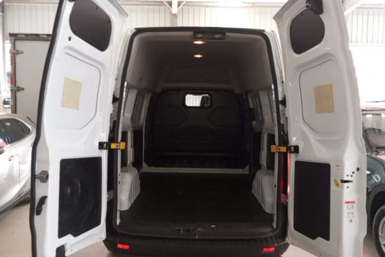 Used Ford Transit 2017 2.0T Diesel Van Short Wheelbase Mid-Roof China V Standard Trunk