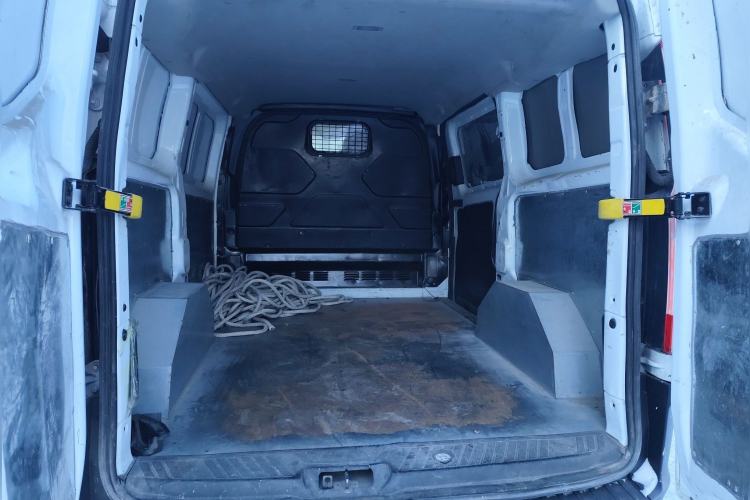 Used Ford Transit 2017 2.0T Diesel Van Short Wheelbase Low Roof China V Standard Trunk