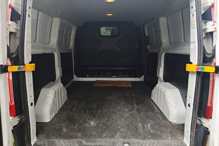 Used Ford Transit 2017 2.0T Gasoline Van Short Wheelbase Low Roof China V Standard Trunk