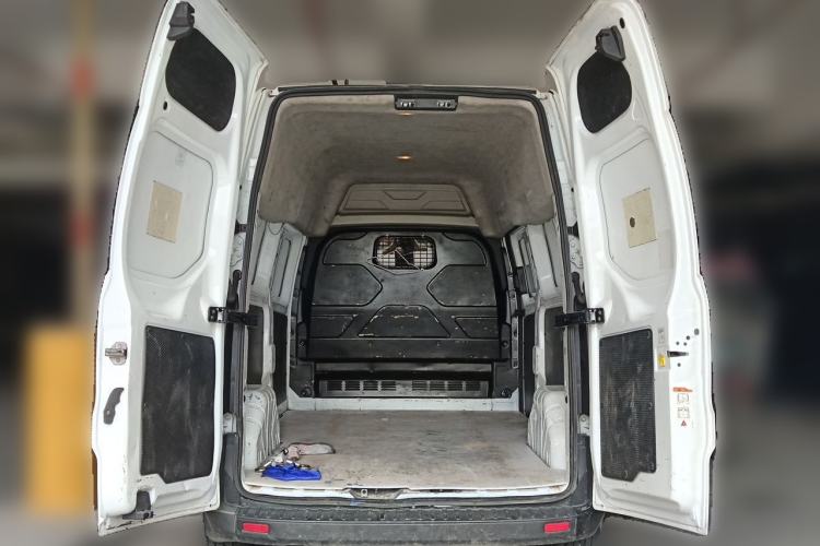 Used Ford Transit 2017 2.0T Diesel Van Mid-Chassis Mid-Roof China IV Standard Trunk