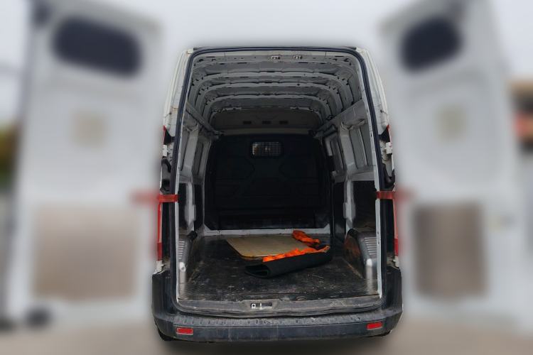 Used Ford Transit 2017 2.0T Diesel Van Mid-Chassis Mid-Roof China IV Standard Trunk