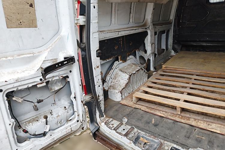 Used Ford Transit 2017 2.0T Diesel Van Mid-Chassis Mid-Roof China V Standard Trunk