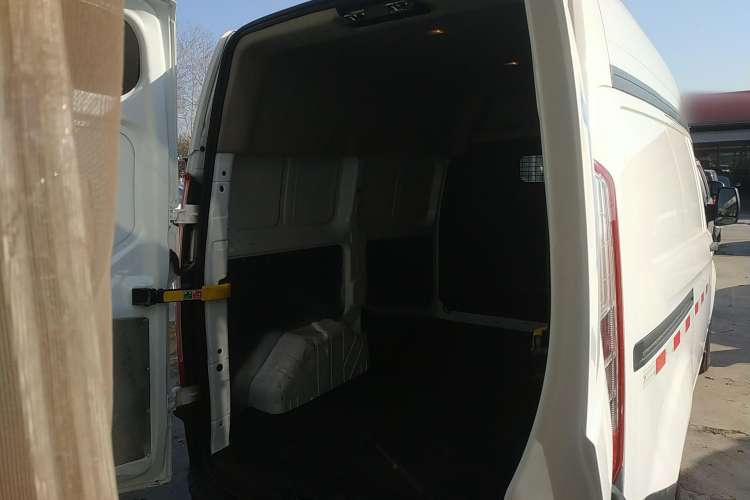 Used Ford Transit 2017 2.0T Diesel Van Short Wheelbase Mid-Roof China V Standard Trunk