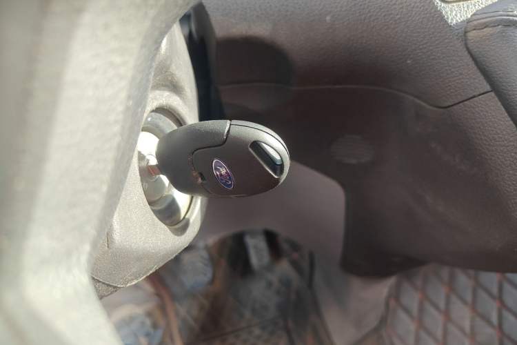 Used Ford Transit 2017 2.0T Diesel Van Short Wheelbase Low Roof China IV Standard Vehicle Key