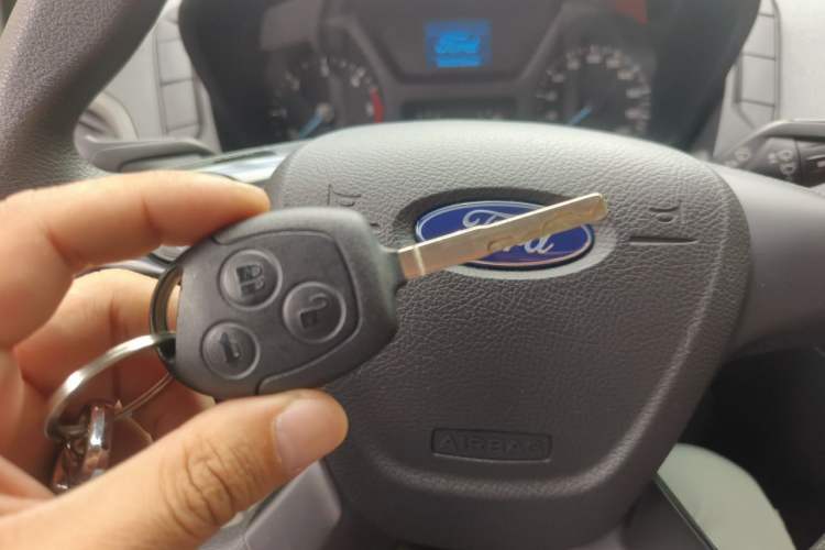 Used Ford Transit 2017 2.0T Diesel Van Short Wheelbase Low Roof China IV Standard Vehicle Key