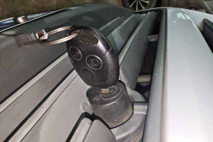 Used Ford Transit 2017 2.0T Diesel Van Mid-Chassis Mid-Roof China IV Standard Vehicle Key