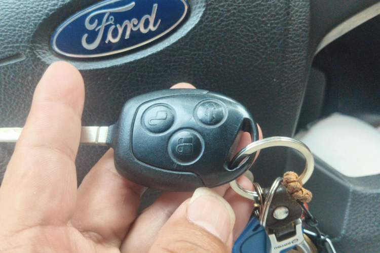 Used Ford Transit 2017 2.0T Diesel Multi-Purpose Commercial Vehicle Mid-Drive Mid-Roof China IV Standard Vehicle Key