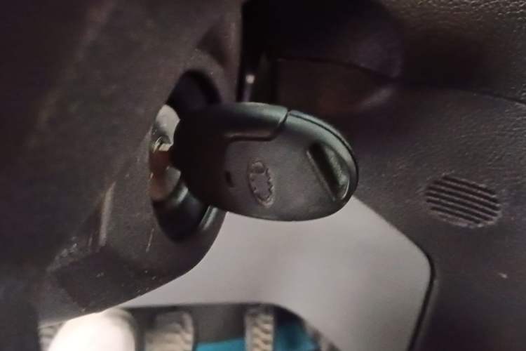 Used Ford Transit 2017 2.0T Diesel Van Mid-Chassis Mid-Roof China IV Standard Vehicle Key