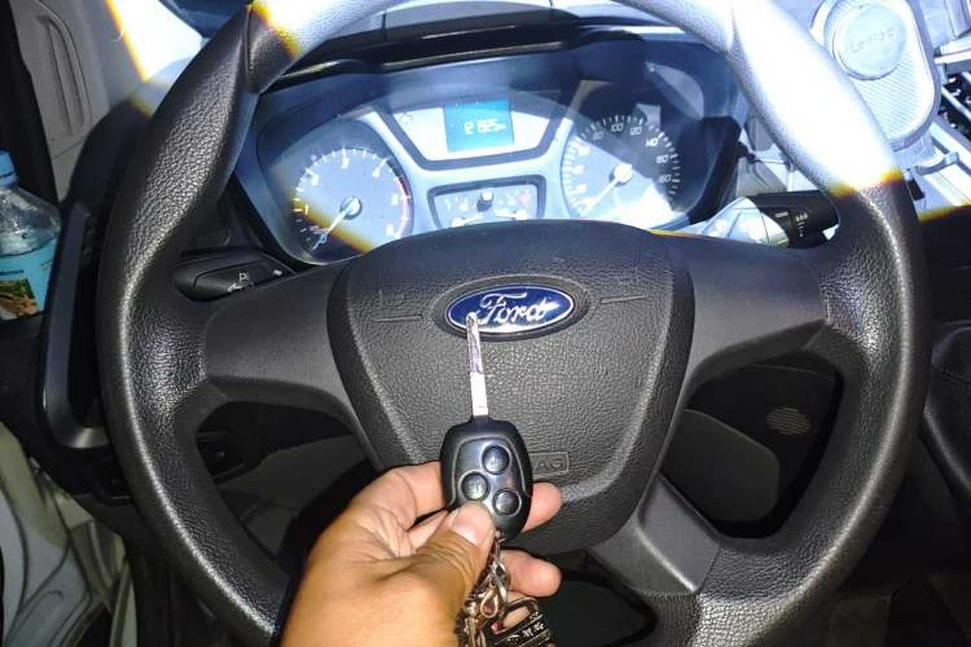 Used Ford Transit 2017 2.0T Diesel Multi-Function Commercial Vehicle Short Wheelbase Mid-Roof China V Standard Vehicle Key
