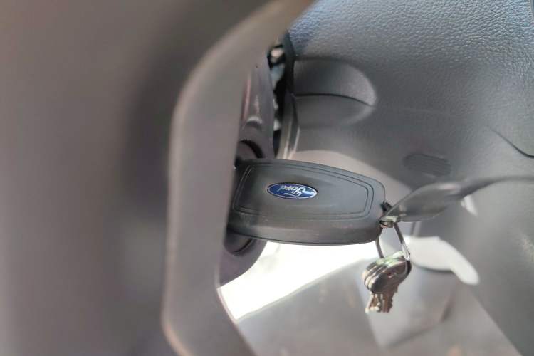 Used Ford Transit 2017 2.0T Gasoline Automatic Multi-Function Commercial Vehicle Mid-Drive Mid-Roof China V-standard Vehicle Key