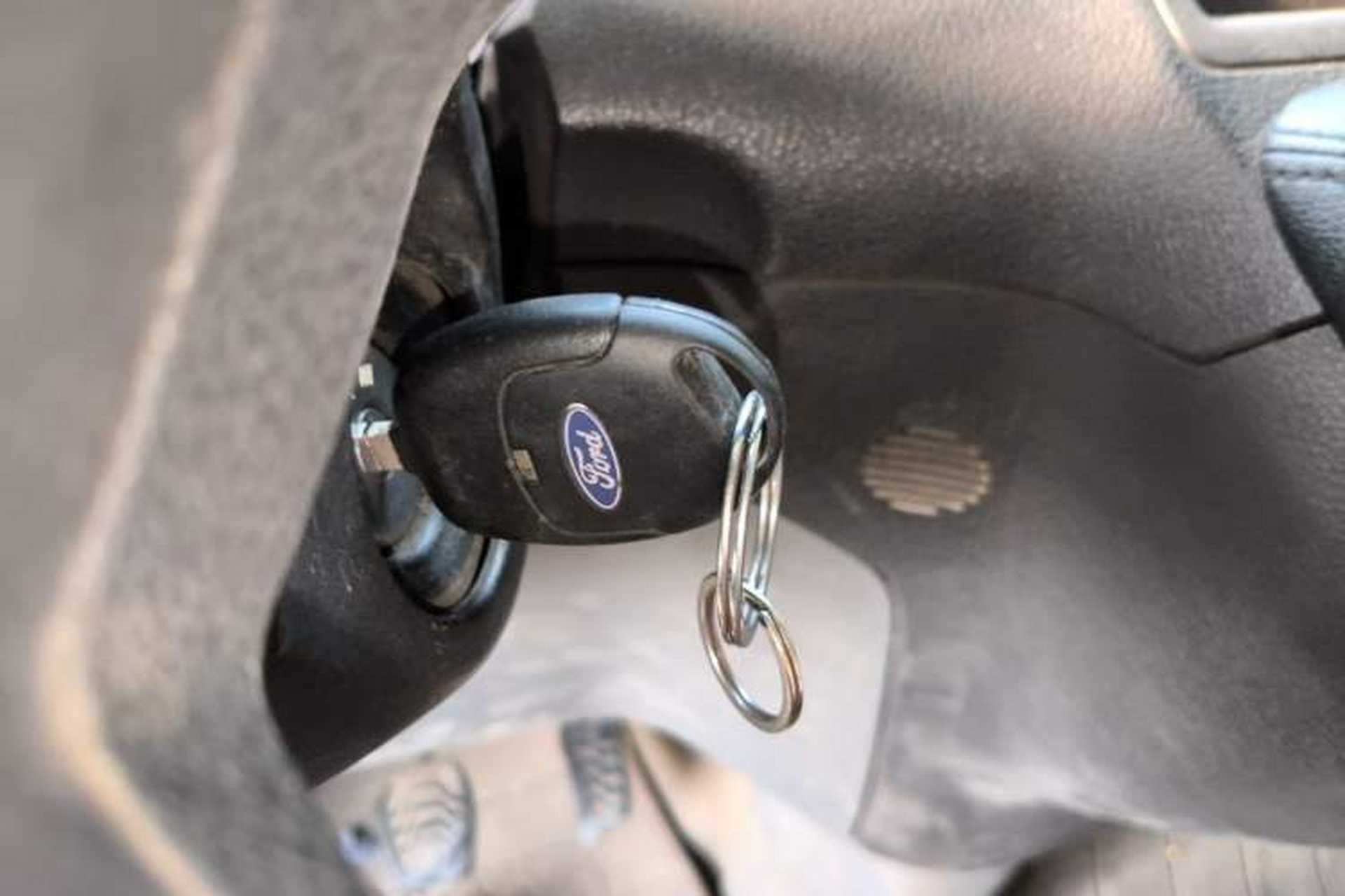 Used Ford Transit 2017 2.0T Diesel Van Mid-Chassis Mid-Roof China V Standard Vehicle Key