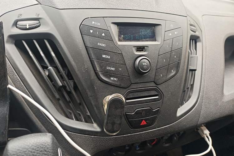 Used Ford Transit 2019 2.0T Gasoline Automatic Multi-Function Commercial Vehicle Short Wheelbase Low Roof 6-Seater China VI Standard Audio And AC Panel