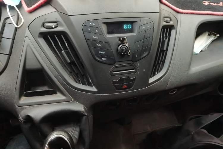 Used Ford Transit 2019 2.0T Diesel Multi-Purpose Commercial Vehicle Short Wheelbase Low Roof 6-Seater China VI Standard Audio And AC Panel