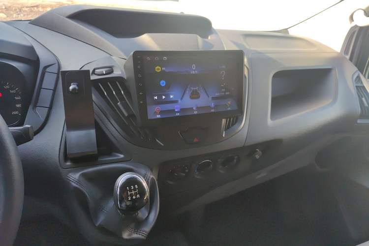 Used Ford Transit 2019 2.0T Diesel Multi-Purpose Commercial Vehicle Short Wheelbase Low Roof 6-Seater China VI Standard Audio And AC Panel