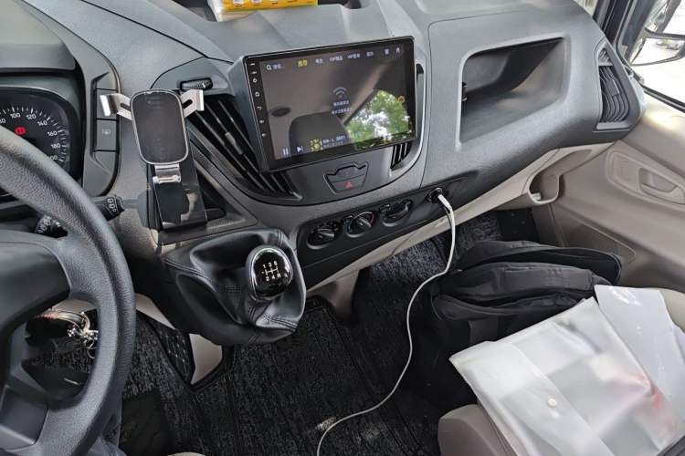 Used Ford Transit 2019 2.0T Diesel Commercial & Travel Short Wheelbase Low-Roof 7-Seater China VI Standard Audio And AC Panel