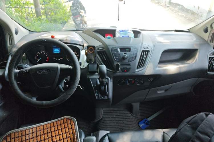 Used Ford Transit 2019 2.0T Gasoline Automatic Multi-Function Commercial Vehicle Short Wheelbase Low Roof 6-Seater China VI Standard Center Console