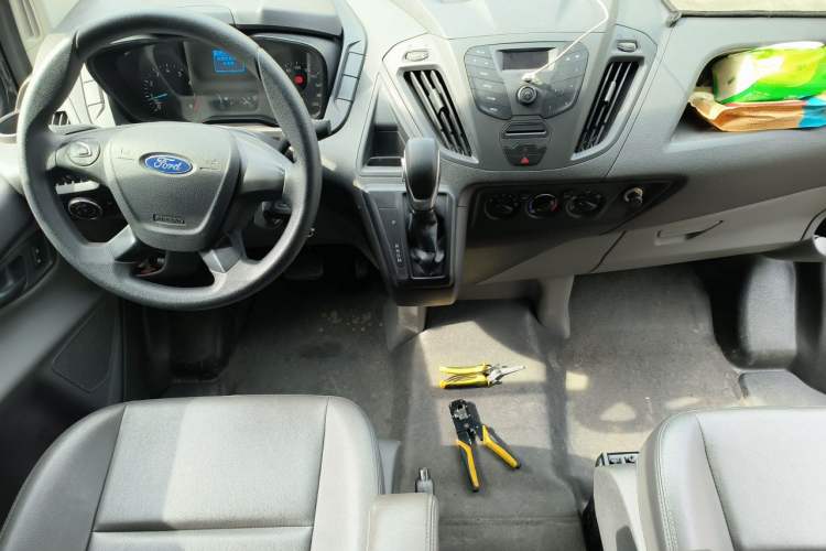 Used Ford Transit 2019 2.0T Gasoline Automatic Multi-Function Commercial Vehicle Mid-Roof 6-Seater China VI Standard Center Console