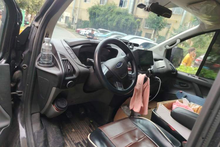 Used Ford Transit 2019 2.0T Diesel Multi-Purpose Commercial Vehicle Mid-Drive Mid-Roof 6-Seater China VI Standard Center Console