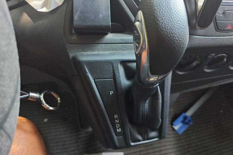 Used Ford Transit 2019 2.0T Gasoline Automatic Multi-Function Commercial Vehicle Short Wheelbase Low Roof 6-Seater China VI Standard Gear Lever