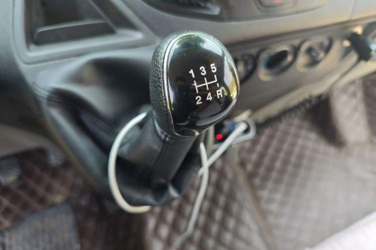 Used Ford Transit 2019 2.0T Diesel Multi-Purpose Commercial Vehicle Short Wheelbase Low Roof 6-Seater China VI Standard Gear Lever