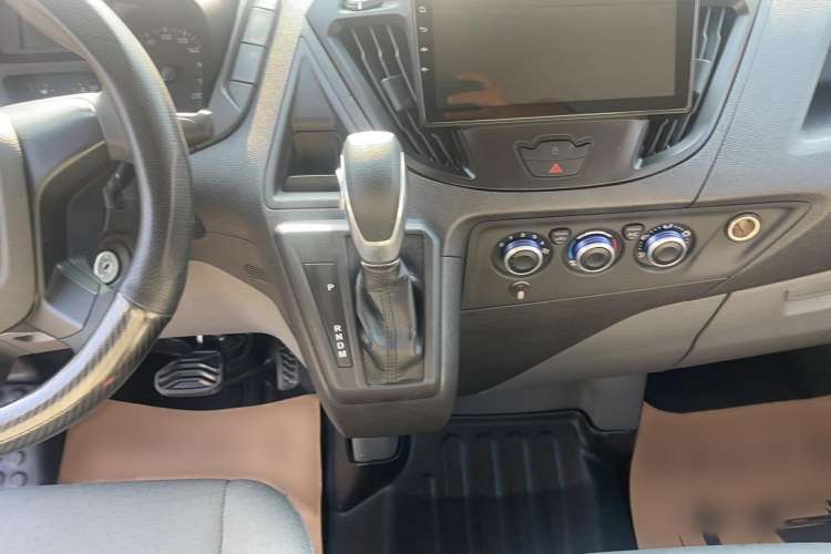 Used Ford Transit 2019 2.0T Gasoline Automatic Multi-Function Commercial Vehicle Short Wheelbase Low Roof 6-Seater China VI Standard Gear Lever